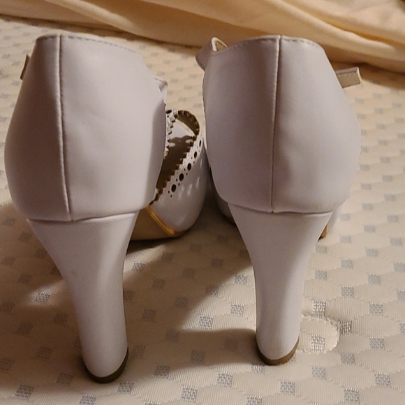 Heels - Picture 4 of 4